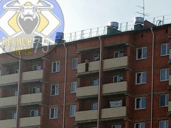 Мужчина в Чите вылез на балкон 9 этажа, на месте работает полиция