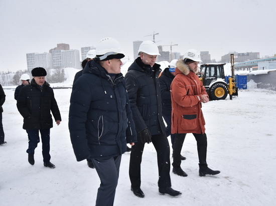 Губернатор НСО проверил установку тысячной сваи на новой ледовой арене