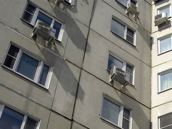 Мужчина выпал из окна многоэтажки