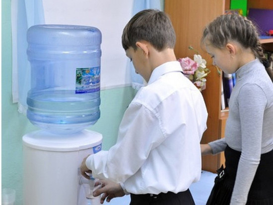 В липецкой школе первоклашкам запрещали пить из кулера