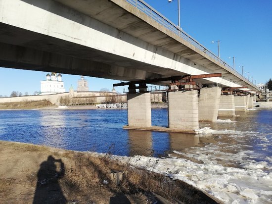 Впервые за эту зиму на реке Великой в Пскове образовался лед
