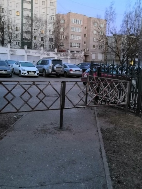Глава СК РФ поручил разобраться с перегородившим тротуар забором в Пскове