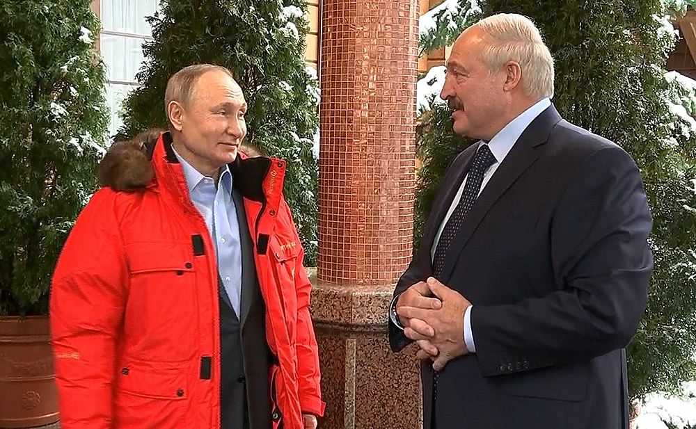 Путин кормит Лукашенко кашей: кадры встречи