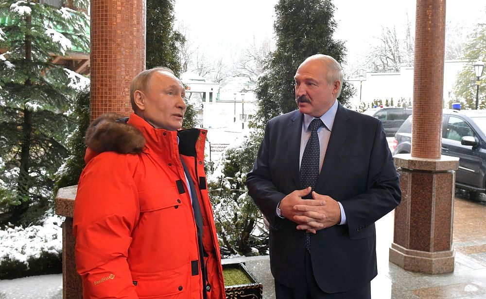Путин кормит Лукашенко кашей: кадры встречи