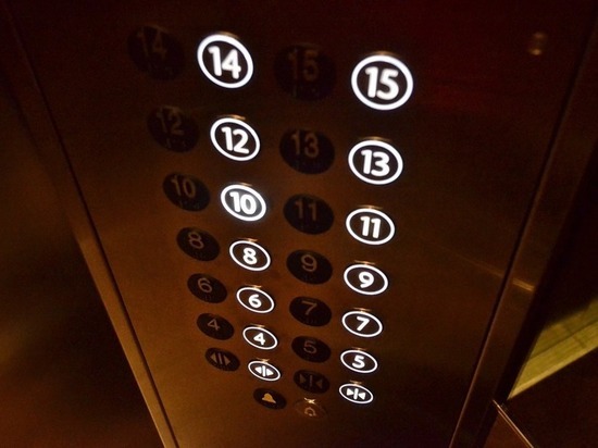 Лифт с людьми заклинило и перекосило в доме на Дунайском проспекте