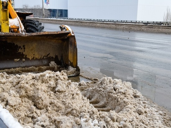 На дороги Волгоградской области было отсыпано более 4 тысяч тонн реагентов