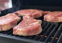 Избыточное употребление красного и химически обработанного мяса способно привести к онкологическим заболеваниям, заявил телеканалу «Звезда» врач Андрей Пылев