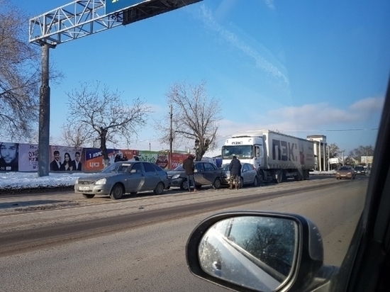 В Волгограде массовая авария: столкнулись большегруз и три легковушки