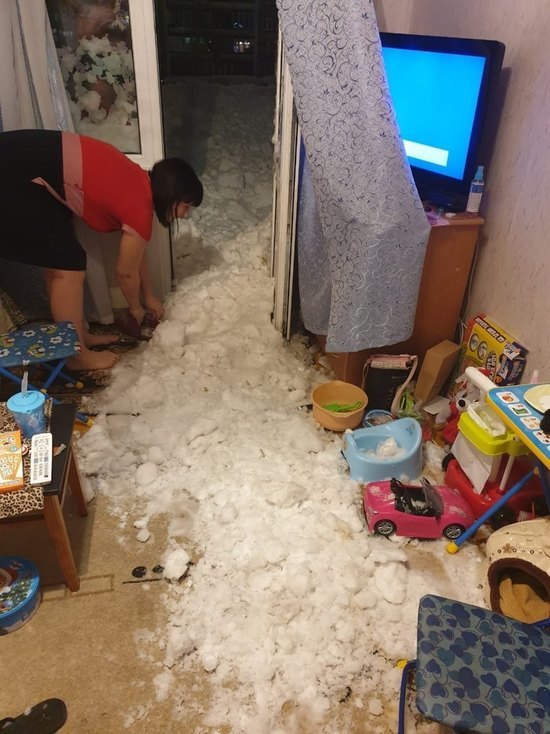 В Новосибирске снег с крыши сбросили прямо в квартиру