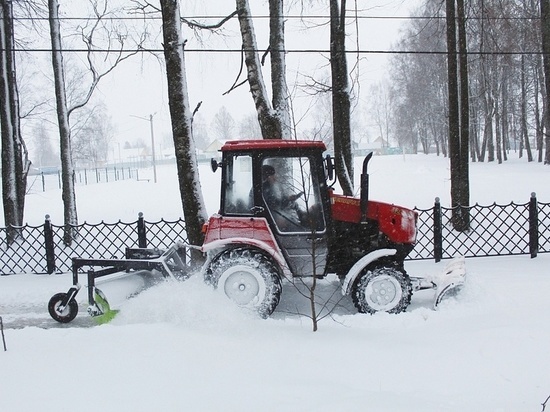 В Тверской области трактор «боролся» со снегом на тротуарах