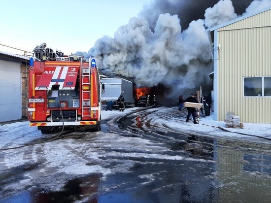   В Ростове ликвидировали пожар на складе лесопродукции