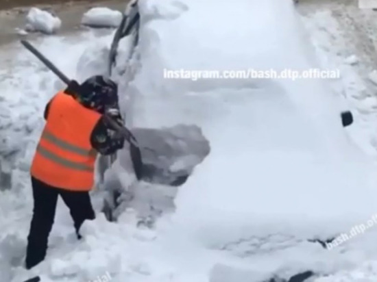 В Уфе коммунальщик счистил снег с машины пенсионера железной лопатой