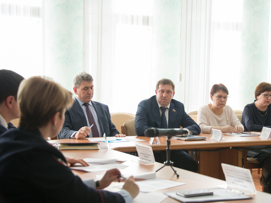 Депутаты Воронежской областной Думы приняли участие в круглом столе, посвященном предотвращению употребления и распространения никотиносодержащей продукции в молодежной среде.
