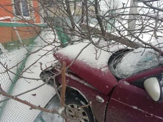В Псебае легковушка врезалась в забор: двое серьёзно пострадали