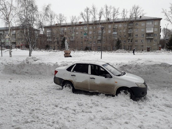 В Рубцовске снежная лавина едва не раздавила женщину-сторожа