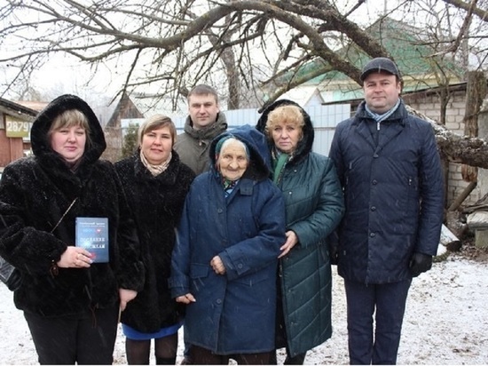 В Калуге депутаты поздравили с юбилеем труженицу тыла
