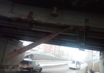 Под мостом проехал грузовик MAN