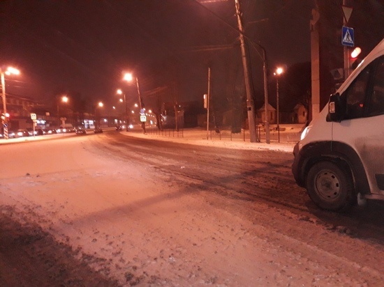 Жители Калуги массово жалуются на уборку снега