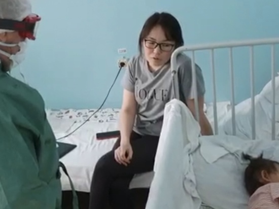 Семья выздоровевшего от коронавируса китайца пока остается в больнице