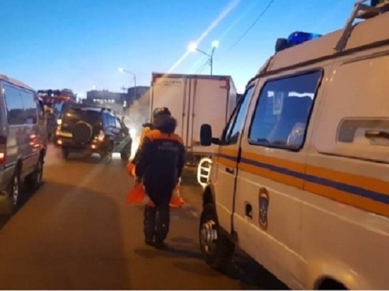 Авария с УАЗом и ГАЗелью в Магадане: спасатели вызволяли водителей из машин