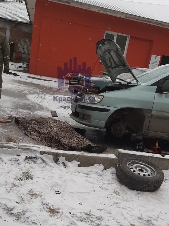 Красноярца насмерть придавило машиной во время ремонта