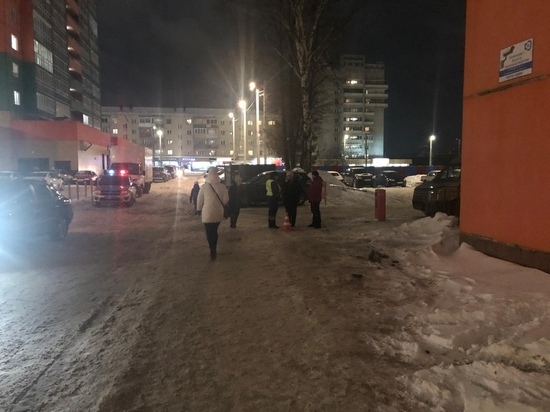 В Кирове неизвестный водитель сдавал назад и сбил женщину
