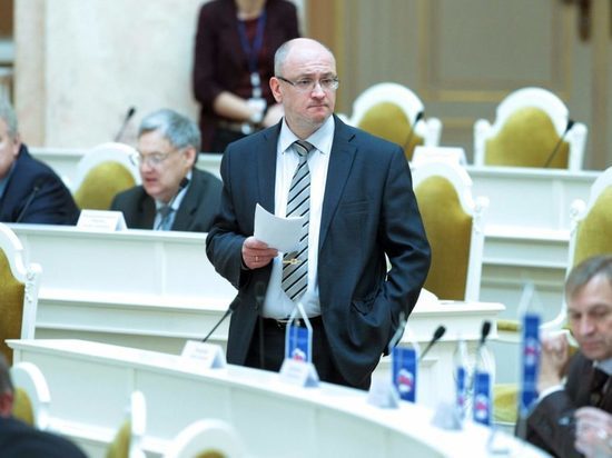 Оппозиционный депутат петербургского ЗакСа Максим Резник неоднократно становился объектом нападок