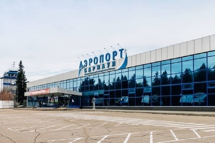 Больше пяти часов в аэропорту Барнаула люди ждут вылета в Москву