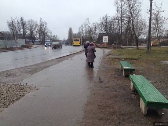Две скамейки появились на временной остановке автобуса №3 в Пскове