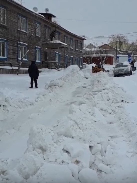 Машины во дворе Салехарда оказались заблокированы после уборки снега
