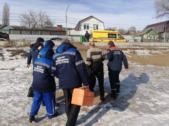 На городском пляже Саратова под лед провалился мужчина