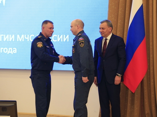Сотрудника МЧС наградили медалью за спасение 23 свердловчан