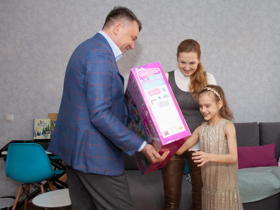 Андрей Выжанов вручил подарки участницам благотворительных акций