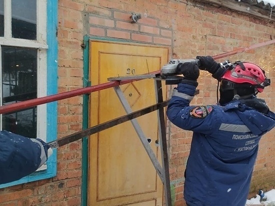 Упавший в Ростове навес заблокировал пенсионеру вход в дом