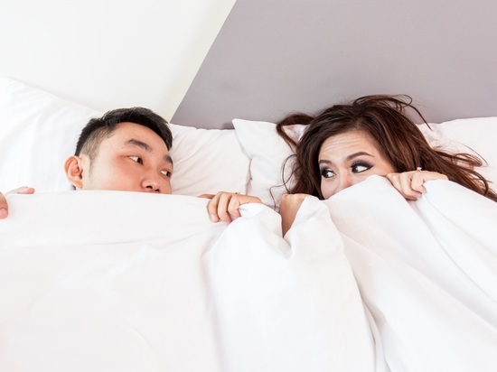 Развод на ночь: врачи рассказали, почему супругам нужно спать раздельно