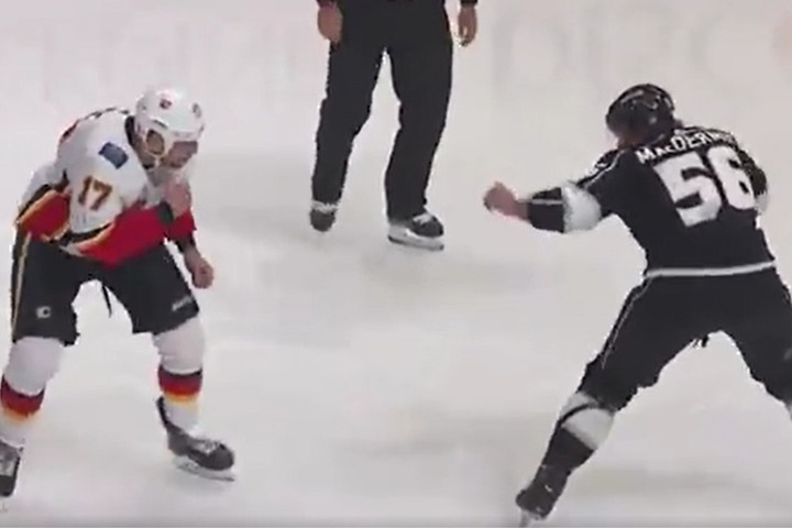 Матч НХЛ прервали из-за жестокой драки (видео)