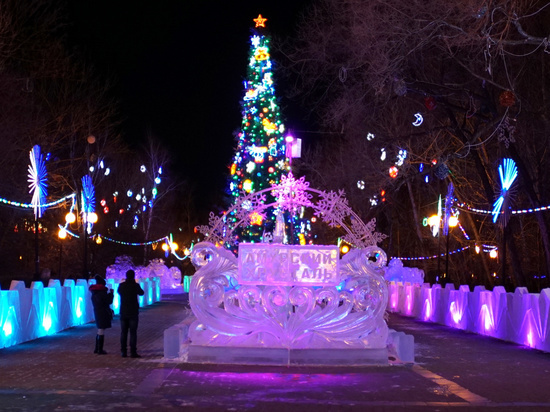 В хабаровском парке "Динамо" демонтируют новогодний городок