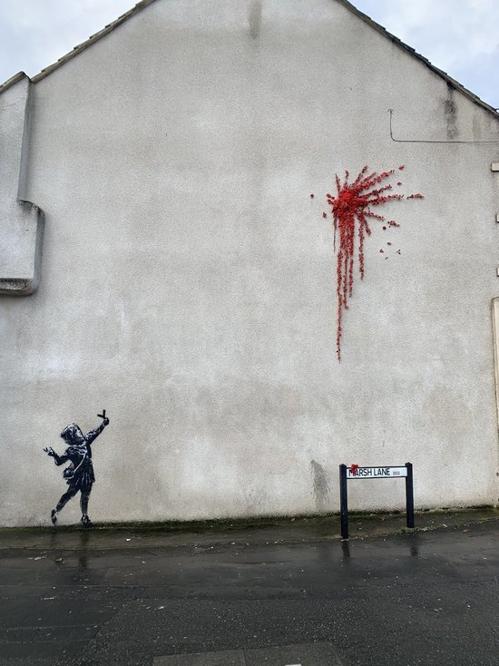 В британском Бристоле появилось новое граффити Бэнкси