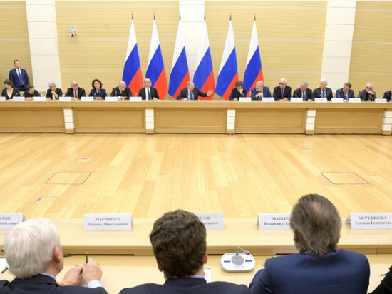 В Конституцию впишут Курилы и зарплаты, а не ядерный статус