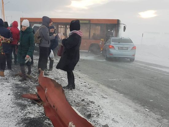 На трассе под Норильском столкнулись автобус и 4 легковушки