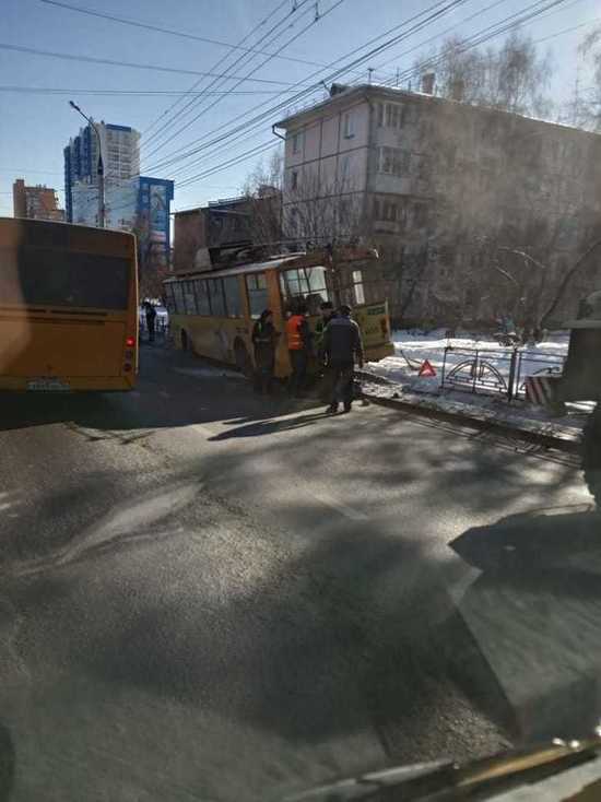 На Байкальской троллейбус снёс дорожное ограждение