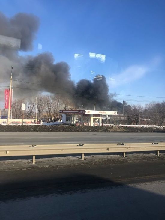В горящем цехе в Челябинске обрушилась крыша