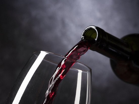 Несколько литров «лишнего» вина изъяли псковские таможенники