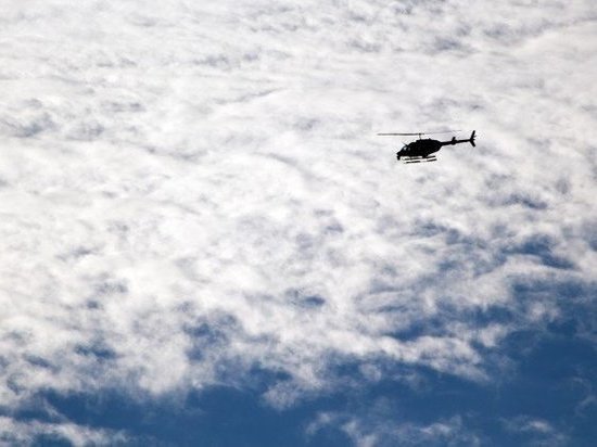 В ЯНАО к совершившему жесткую посадку вертолету выехали спасатели