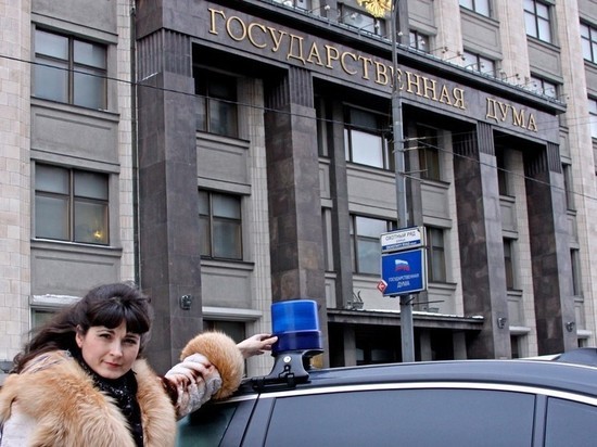 Путин разрешил Госдуме поставить "мигалку" на еще один автомобиль