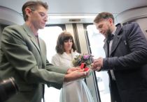 Впервые в России пара поженилась в электричке