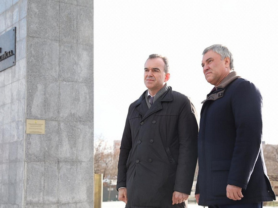 Вячеслав Володин и Вениамин Кондратьев возложили цветы к мемориалу «Малая земля»