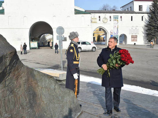 Президент Татарстана возложил цветы к памятнику Мусы Джалиля в Казани