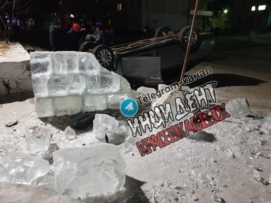 Nissan снес ограждение ледового городка и перевернулся в Краснокаменске