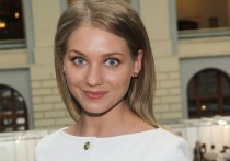 31-летняя российская актриса Кристина Асмус, супруга юмориста Гарика Харламова, провела опрос среди подписчиков своей страницы Instagram, какая из трех ее последних фотографий им больше нравится